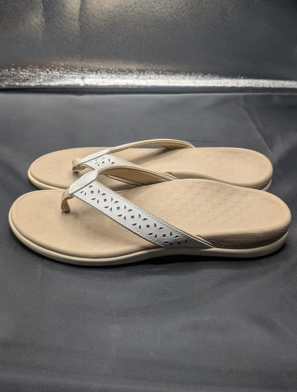 Vionic Women's Casandra Flip Flops White Leather - Picture 6 of 12